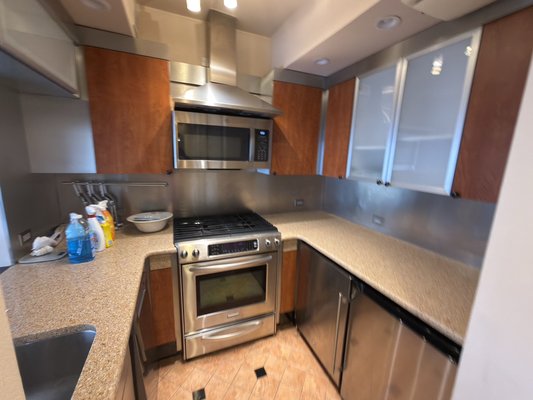 Studio cleaning, move-out cleaning. - This cleaning was performed because the client was moving out of the apartment and needed to leave the place clean; we left it spotless—free of grease and mold, with the bathroom and bedrooms thoroughly cleaned.