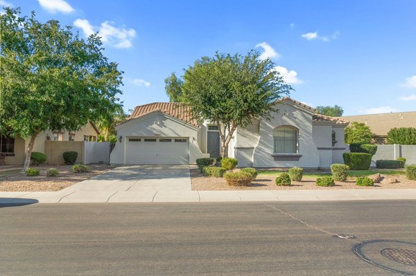 A beautiful family home, full of natural light, in Gilbert, Arizona - A beautiful family home, full of natural light, in Gilbert, Arizona