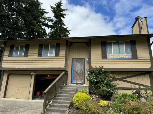 Siding, trims replacement and Exterior painting at Bellevue project. - For 3 days we finished exterior painting, couple pc of siding replacement and windows trim installed. House square feet 1500. Customer so glad and ready to move in.