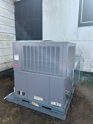 Out with the old, in with the new 💪❄️🔥 - Replaced an old, worn-out Goodman package unit with a brand new Bryant system. The old unit had seen better days and was struggling to keep up. This new one is more efficient, quieter, and ready for Alabama summers and winters.

Customer is set up now with reliable heating and cooling for years to come. I appreciate the trust and the opportunity to get it done right.

If your unit looks like the first pics and not the last ones… it might be time to have a conversation 

Give me a call or shoot me a message.
205-292-3552