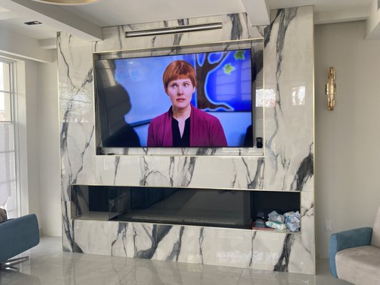 Utica Queens - TV mounted
