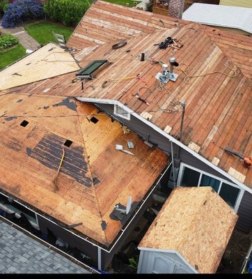 ROOFING - The dream of every roofer, a sunny day to install a Georgetown gray Roof. ROOFING - The dream of every roofer, a sunny day to install a Georgetown gray Roof.