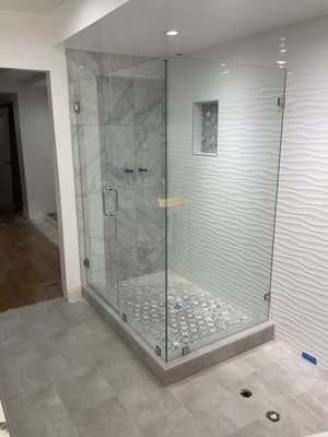 90 degree corner shower - This unit is 90 degree corner shower.
This shower used standard clear 3/8" frameless glass, with chrome hardware.
Showers like this take about 7-10 days to get all of the material, and about 2-3 hours to install. 90 degree corner shower - This unit is 90 degree corner shower.
This shower used standard clear 3/8" frameless glass, with chrome hardware.
Showers like this take about 7-10 days to get all of the material, and about 2-3 hours to install.