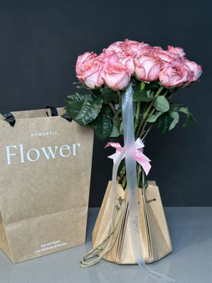 Pink Roses in Aqua Vase - Introducing our elegant Pink Rose Bouquet, beautifully arranged and presented in an aqua box with water to ensure the flowers stay fresh and hydrated. This hand-tied bouquet comes in a stylish packaging, making it a perfect gift for any occasion.
Available in options of 25 or 50 roses, with a height ranging from 40 to 50 cm. A timeless expression of love and romance, this bouquet is sure to leave a lasting impression.