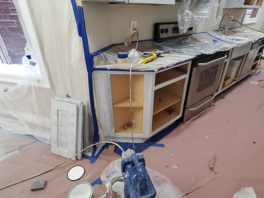 painting the kitchen cabinets - changing the cabinet color form stain to a white color painting the kitchen cabinets - changing the cabinet color form stain to a white color