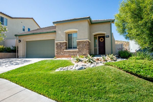 Real Estate Agent -- Jonathan Luna - Award winning Realtor Jonathan Luna will assist you in buying or selling a home.