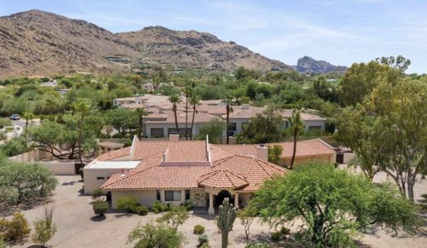 Weed Control - Weed Control in Arizona can be a daunting and tiring task. We specialize in the treatment of weed control, that kills and prevents weeds from coming back. We recommend getting two treatments a year. We will kill everything you see, and prevent it from coming back for upto 6 months! Unlike competitors it’s odorless and clear. No lord staining your yards! Call us today for great pricing.