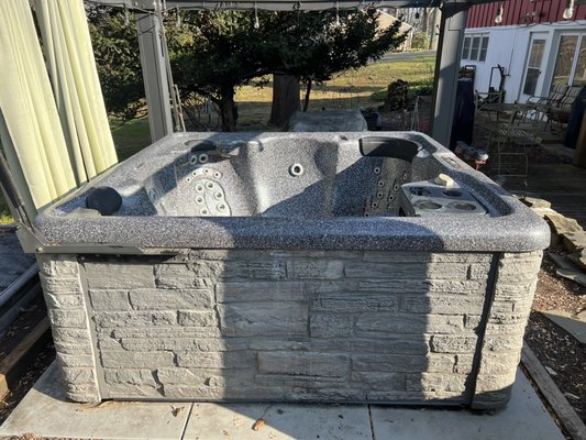 Hot Tub Removal December 2023 - We removed this hot tub in a couple hours. Hot Tub Removal December 2023 - We removed this hot tub in a couple hours.