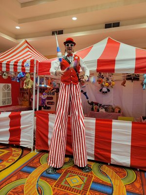 Stilt Walking Characters - Choose from a variety of Stilt Walking Characters:
Traditional Stilt Walker
Clown on Stilts
Ringmaster on Stilts
Jester on Stilts
Worlds Tallest Elf
Uncle Sam
Frankensteins Monster
Cowboy on Stilts
And more!