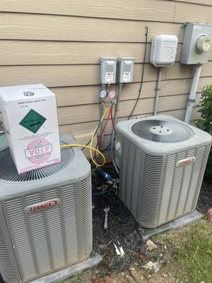 Air Conditioner refrigerant chsrge - Air Conditioner refrigerant charge for optimal performance, AC service. Air Conditioner refrigerant chsrge - Air Conditioner refrigerant charge for optimal performance, AC service.