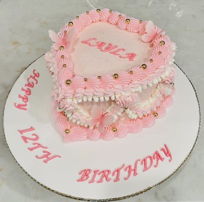 Vintage Style cakes - Vintage cakes come in a variety of heart and circular shapes with different style piping. Vintage Style cakes - Vintage cakes come in a variety of heart and circular shapes with different style piping.