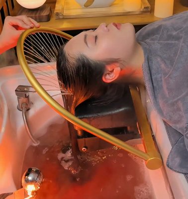 *NEW* HEAD SCALP SPA NOW OPEN 
BEAUTY QUEEN SPA • NOW BOOKING • - this is our new service here Head Scalp treatments to clean and nourish scalp, helps with dandruff and itchyneas, helps prevent hair loss by repairing roots, dead hair removing chemical residue while calming and improving blood circulation. 
We have special promo first time service 1 hour $79 and 90 mins $109