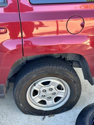Change tire - She have flat tire Change tire - She have flat tire