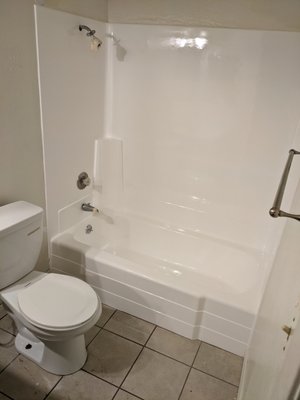 Fiberglass Tub/Shower reglazed - This fiberglass tub and Shower stall were in really bad shape as you can see in the pictures. Fiberglass Tub/Shower reglazed - This fiberglass tub and Shower stall were in really bad shape as you can see in the pictures.
