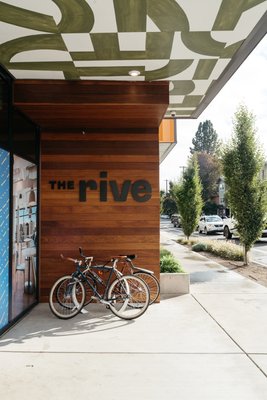 500-Student Move-In at The Rive, Eugene - Our team had the privilege of coordinating one of the largest student move-ins in Eugene at The Rive. Over the course of move-in day, we successfully assisted more than 500 students in settling into their new homes.
This project required:
Large-scale crew coordination – multiple teams working together to manage timing, logistics, and safe handling of student belongings.
Partnership with The Rive’s management – working alongside Marcus McNeal and his team to ensure seamless organization, from staging carts to managing elevator flow.
Efficiency and care – balancing speed with professionalism to make the transition smooth for hundreds of incoming residents.
The Rive move-in showcases what WDA Movers does best: delivering reliable, organized, and stress-free moving experiences – whether for a single household or a large community. 500-Student Move-In at The Rive, Eugene - Our team had the privilege of coordinating one of the largest student move-ins in Eugene at The Rive. Over the course of move-in day, we successfully assisted more than 500 students in settling into their new homes.
This project required:
Large-scale crew coordination – multiple teams working together to manage timing, logistics, and safe handling of student belongings.
Partnership with The Rive’s management – working alongside Marcus McNeal and his team to ensure seamless organization, from staging carts to managing elevator flow.
Efficiency and care – balancing speed with professionalism to make the transition smooth for hundreds of incoming residents.
The Rive move-in showcases what WDA Movers does best: delivering reliable, organized, and stress-free moving experiences – whether for a single household or a large community.