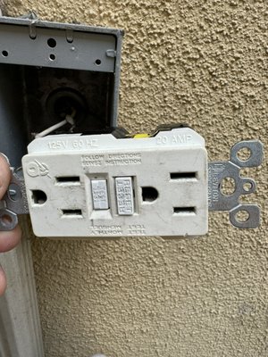 exterior plug change due to years of use maintenance - Change of outdoor plug due to years of use, it did not have electricity, a complete check of the line was carried out and we found that the plug was damaged and it was replaced with another one, in this case for outdoors since the previous one installed was indoors. exterior plug change due to years of use maintenance - Change of outdoor plug due to years of use, it did not have electricity, a complete check of the line was carried out and we found that the plug was damaged and it was replaced with another one, in this case for outdoors since the previous one installed was indoors.