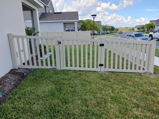 PVC Picket fence - Different colors and designs available PVC Picket fence - Different colors and designs available