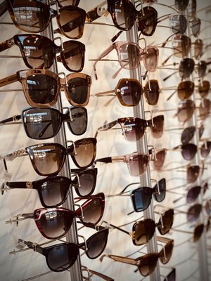 Gran selección de gafas. - Nuestra óptica está llena de nuevos estilos para nuestros pacientes y siempre se actualiza.
Nuestros ópticos lo guiarán para que se vea mejor, se sienta mejor y brinde la mejor visión sin
importar quién sea. Todos tenemos diferentes necesidades y nuestro personal está capacitado
para ayudar a satisfacer esas necesidades. Gran selección de gafas. - Nuestra óptica está llena de nuevos estilos para nuestros pacientes y siempre se actualiza.
Nuestros ópticos lo guiarán para que se vea mejor, se sienta mejor y brinde la mejor visión sin
importar quién sea. Todos tenemos diferentes necesidades y nuestro personal está capacitado
para ayudar a satisfacer esas necesidades.