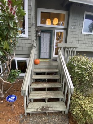 Front porch replacement - A front porch is the first thing your guests see before they enter your home. So don’t let that first impression  be a slippery porch that’s slowly rotting away. Our team can help you out with that and set the right tone for that first impression. In the pictures you can see a before and after our team rebuilt the front porch. We help you choose the correct material to save you the time and money on future maintenance. Contact us if you need your deck or porch rebuilt.