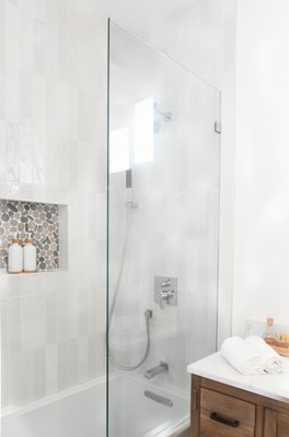2 Bathrooms remodel - Carlsbad 92011 - Do you have a bathroom in your home that needs to be updating? Our expert team can transform your existing space with stylish and modern designs.
Whether you are looking for simple repairs or a more extensive renovation, our professional team at Royalty design & build will handle your project with the highest level of skills.