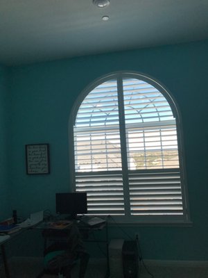 Bedroom - Painted wood shutter perfect arch Bedroom - Painted wood shutter perfect arch