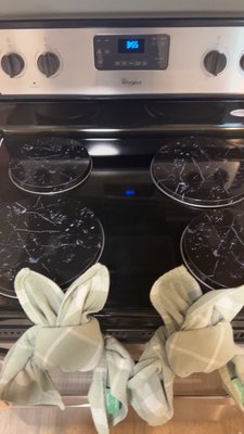 Deep cleaning - I offer deep cleaning service for houses, apartments and Airbnb. Includes detailed cleaning of kitchen, bathrooms, bedrooms and common areas. Floors, interior windows, doors, baseboards, dust on surfaces, appliances outside, mirrors and general disinfection are cleaned. Responsible work, punctual and with attention to every detail to leave the space clean, fresh and organized. Ideal for removals, first cleanings or deep home maintenance