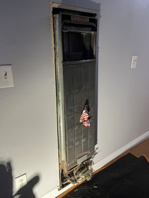 Wall-furnaces replacement. - Wall furnaces replacement in the city of Upland.
New wired wall thermostats, to make the units easier and safer to operate for our costumers.🤩🤩🔥🔥