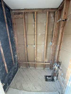 New tub and surround walls. - Old bathtub and tiles were to badly aged so clients wanted new ones installed. New tub and surround walls. - Old bathtub and tiles were to badly aged so clients wanted new ones installed.