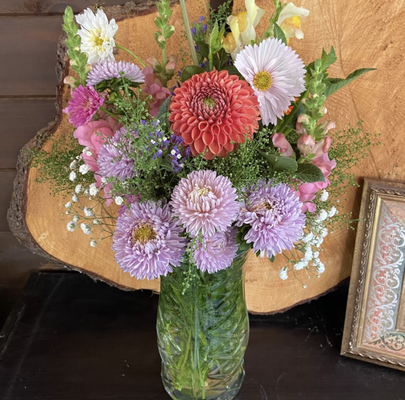 Large Bouquets - Are you looking for a beautiful arrangement? Call today to schedule your delivery!My large Bouquets are put into a large vase around a foot in height. Lots of gorgeous fillers and small buds and gorgeous focal flowers customized to the event or your specifics! These are great for office counters, wedding tables and big events, or even just to send to a loved one!
Prices Range from $65 and up Large Bouquets - Are you looking for a beautiful arrangement? Call today to schedule your delivery!My large Bouquets are put into a large vase around a foot in height. Lots of gorgeous fillers and small buds and gorgeous focal flowers customized to the event or your specifics! These are great for office counters, wedding tables and big events, or even just to send to a loved one!
Prices Range from $65 and up