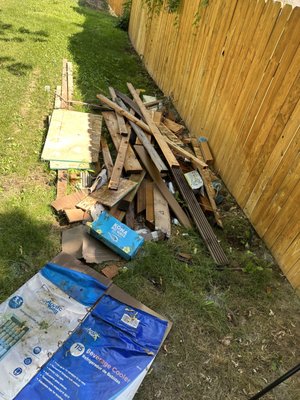 Backyard Junk Removal - This junk was sitting here for quite some time taking up space and being an eyesore. We were able to come in while the customer was away at work and clean up the area for them. Looks much better! Backyard Junk Removal - This junk was sitting here for quite some time taking up space and being an eyesore. We were able to come in while the customer was away at work and clean up the area for them. Looks much better!