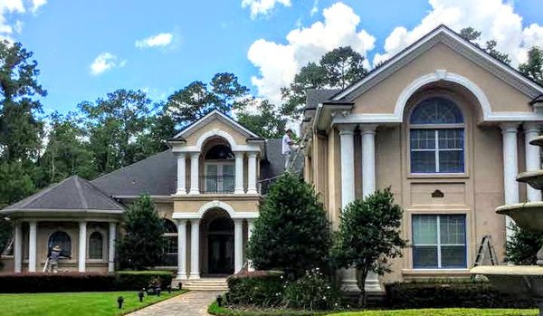Jacksonville House Painting - Pressure washing, stucco wall preparation, caulking cracks, masking taping
windows and doors with plastic, primer and two coats of paint
