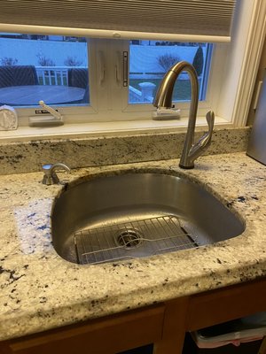 Faucet replacement to fix a leak coming from the old single handle kitchen faucet. - Replaced a old Delta single handle faucet with a new Delta sensor faucet!