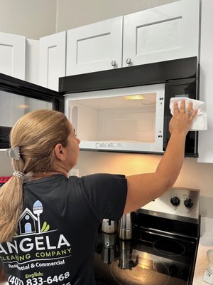 Microwave cleaning - We don't just surface clean.
we dive deep into the details. From baked-on grease to stubborn splatters, our team restores your appliances to a "like-new" shine so you can enjoy a fresh, hygienic kitchen ☺️