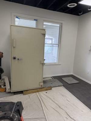  Delivering 4000 pounds from a bank to a junior  - Delivering a 4000 pound safe to customers location   Delivering 4000 pounds from a bank to a junior  - Delivering a 4000 pound safe to customers location 