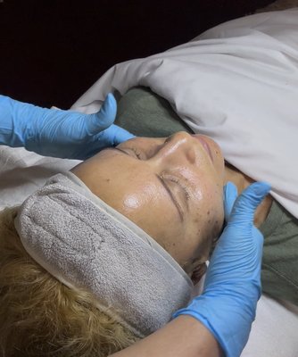 Faciales y Tratamientos avanzados - En Lskin Solution trabajamos con líneas profesionales como Osmosis y DNA Skin Institute, porque creemos en el cuidado de la piel respaldado por la ciencia, la calidad y resultados reales. Cada protocolo lo adaptamos a tu tipo de piel y a tus metas, combinando productos de alto nivel con técnicas seguras y efectivas.

Ofrecemos tratamientos avanzados como BioRePeel, HydraFacial, Nano Infusion y mucho más, diseñados para mejorar la textura, la luminosidad y la salud general de tu piel, con un enfoque personalizado desde la primera visita.
 En Lskin Solution, tu piel es nuestra prioridad.