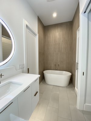New Construction Bathrooms - Explore our bathroom project featuring beautiful tile installation. This modern, elegant space uses light color schemes to create an open and airy feel. With sleek fixtures, custom vanities, and a luxurious shower, every detail is designed for both style and function. High-quality materials and sophisticated finishes make this bathroom a cozy and inviting sanctuary perfect for relaxation.