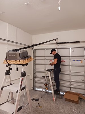 Garage door opener installation - This garage was a brand new construction house didn’t have an engine. The customer chose this motor Liftmaster that comes with a camera and led light. Here are the result of a satisfied customer with his new garage motor installed.