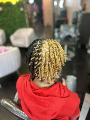 All Melanin Care - To protect your hair is to love your hair ✨

Benefits of Protective Styles: 
stimulate hair growth 
maintain healthy hair 
Long lasting (8 weeks max.)

All hair textures accepted!!