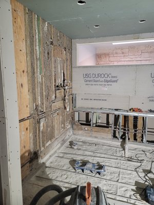 Bath remodeling - Turn your bathroom into a modern, functional, and elegant space. We specialize in full remodels: tile installation, showers, tubs, sinks, lighting, and high-end finishes. Whether it's a full transformation or a partial upgrade, we guarantee quality, punctuality, and a design tailored to your style.