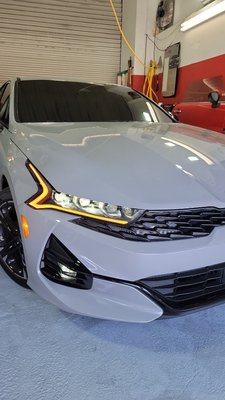 Remodelacion del Local - window tint aplication. Remodelacion del Local - window tint aplication.