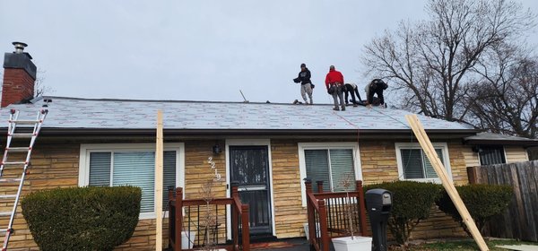 metal roof install - This roof was done due to several roof issues that have occurred over time. now thos customer will not have to worry about any roof issue for a very long time.