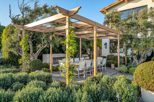 Pacific Palisades - This 3/4 Acre property overlooking the Pacific Ocean was an ambition design that Green Grounds executed to perfection. High end finishes and incredible detail at every corner. Custom seeded concrete driveways, wood and steel pedestrian and vehicular gates, ancient trees and plants from around the United States, landscape lighting, custom wood and steel pergolas, synthetic turf, pool and spa, specialty fabricated stone walkways and outdoor kitchen areas. Pacific Palisades - This 3/4 Acre property overlooking the Pacific Ocean was an ambition design that Green Grounds executed to perfection. High end finishes and incredible detail at every corner. Custom seeded concrete driveways, wood and steel pedestrian and vehicular gates, ancient trees and plants from around the United States, landscape lighting, custom wood and steel pergolas, synthetic turf, pool and spa, specialty fabricated stone walkways and outdoor kitchen areas.