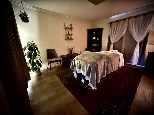 Therapeutic room - Step into my therapeutic massage room, a tranquil oasis designed for relaxation and healing. Soft, ambient lighting and calming neutral tones create a soothing atmosphere. The comfortable massage table is draped in fresh linens, while gentle music and the subtle scent of essential oils fill the air. This inviting space is perfect for unwinding and rejuvenating your mind and body. Therapeutic room - Step into my therapeutic massage room, a tranquil oasis designed for relaxation and healing. Soft, ambient lighting and calming neutral tones create a soothing atmosphere. The comfortable massage table is draped in fresh linens, while gentle music and the subtle scent of essential oils fill the air. This inviting space is perfect for unwinding and rejuvenating your mind and body.