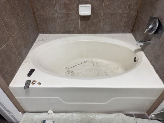 Bathtub Crack Repair & Full Reglazing - The client accidentally damaged their bathtub a serious crack appeared in the tub basin. I professionally repaired the damage, filled and reinforced the affected area. The entire tub surface was covered in deep scratches and heavy wear.
I carefully prepped the surface without removing the old finish, sanded it, smoothed it out, and applied a high-quality new coating using a spray gun.
The bathtub got a fresh, smooth, and glossy look just like new. The surface is even, flawless, and fully restored. The client was very satisfied with the outcome.