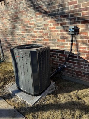 February 5th 2 system Trane install - We installed two Trane heat pump systems for a customer in Fort Worth, Texas. February 5th 2 system Trane install - We installed two Trane heat pump systems for a customer in Fort Worth, Texas.