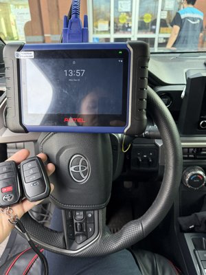 2024 Toyota Tacoma — Second Key Made - 2024 Toyota Tacoma — Second Key Made ✅
Customer needed a second (spare) key for a 2024 Toyota Tacoma. I came out to the location, programmed the new key, and tested all functions (lock/unlock) to make sure everything works properly.