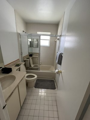 Tub bathroom remodel Dania Beach - This remodel was done on old bad shape tub bathroom