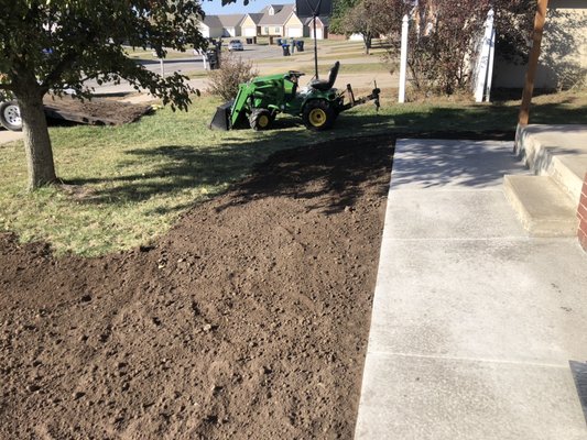 New side walk back fill -  Haul in new topsoil, backfill along new sidewalk and level the yard  New side walk back fill -  Haul in new topsoil, backfill along new sidewalk and level the yard 