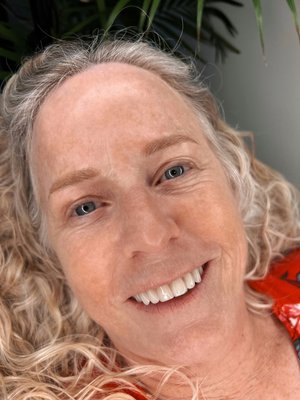 Powder brows on mature client - There is no age limit to permanent makeup. Despite the fact that skin becomes thinner with age, cosmetic tattoo looks brighter and richer on mature clients. Look at this amazing transformation of my client. Light and very natural powder brows made her look 10 years younger.