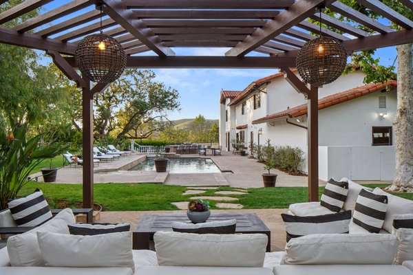 Prime Westlake Village - This yard makes for the perfect family home in Westlake Village Prime Westlake Village - This yard makes for the perfect family home in Westlake Village